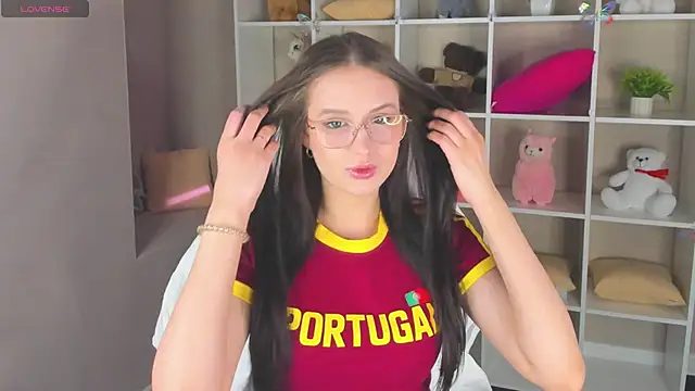 Miaa Hill online show from April 14, 11:10 am