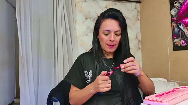 QueenSallyDesire online show from April 11, 7:45 am