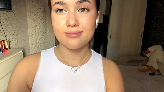 JoycelynUrion online show from April 17, 9:55 am