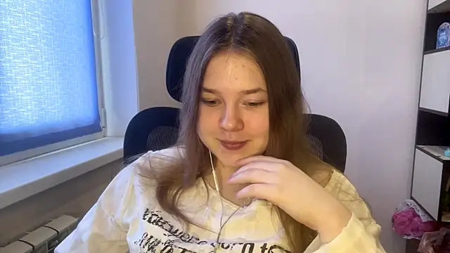 TomikoPfau online show from March 29, 8:02 am