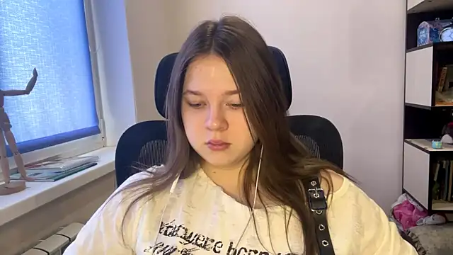 TomikoPfau online show from March 1, 8:03 am