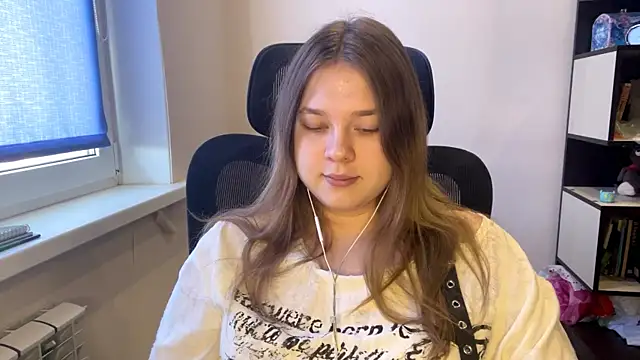 TomikoPfau online show from March 23, 9:59 am