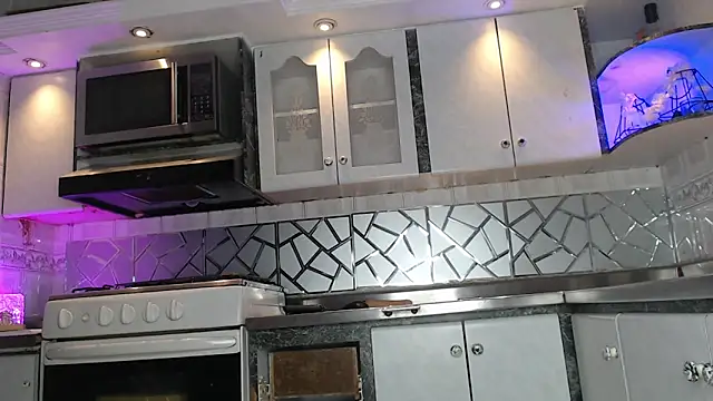 CrisOzzz online show from April 16, 8:30 pm