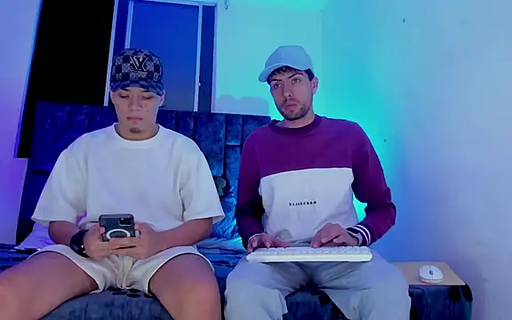 alex and christhoper online show from March 24, 4:07 am