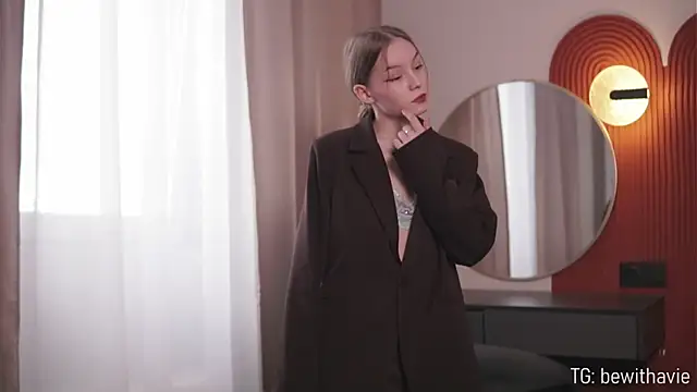 VenaLammo online show from March 29, 1:32 pm