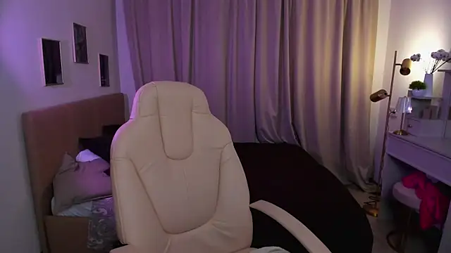 Roxanne Barcelo online show from April 6, 4:46 am