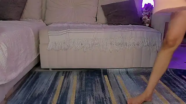 ALEJA R01 online show from April 7, 8:11 pm