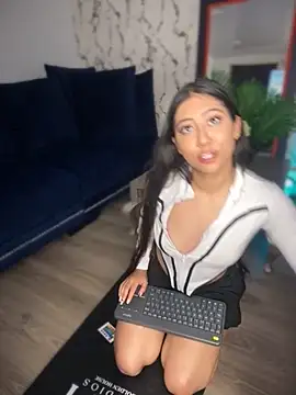 Lunaliaa  online show from April 18, 5:32 am