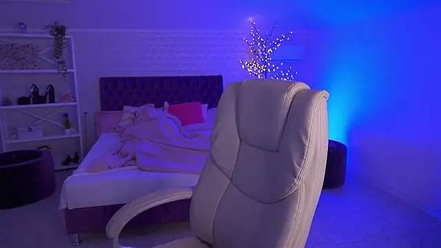 LittleJulii online show from June 3, 2:01 am