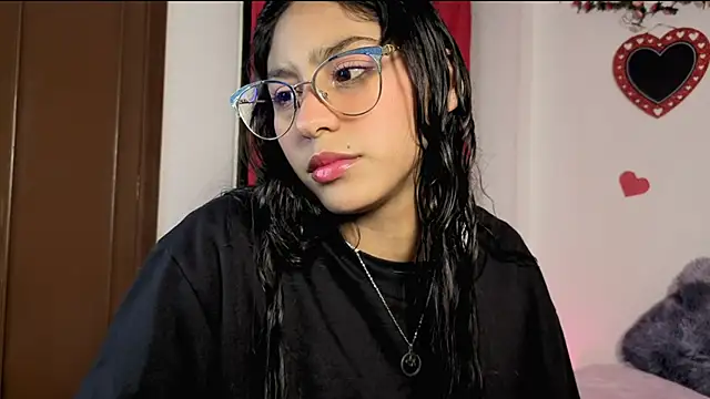 PaulaCutexs online show from May 4, 5:44 am