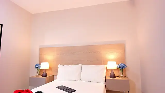 isabellathomass online show from April 20, 7:06 pm