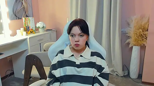 DarcyCanson online show from March 18, 10:53 am