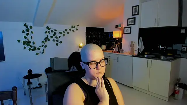 VexaVeylish online show from April 27, 7:33 pm