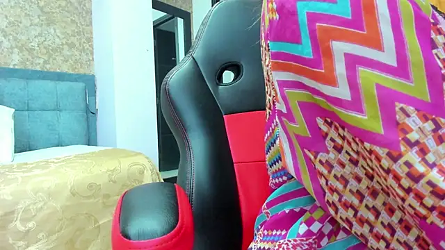 IsaSkinny online show from April 18, 7:18 pm