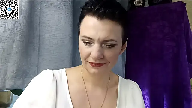 HotMamaQueen234 online show from April 19, 1:11 pm