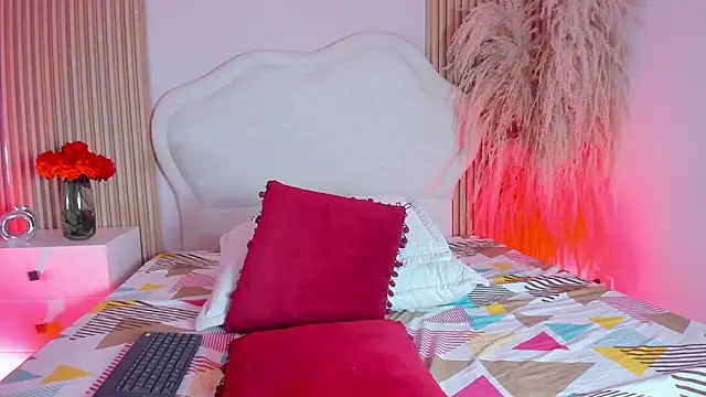 Miaa  smith  online show from March 17, 1:59 pm