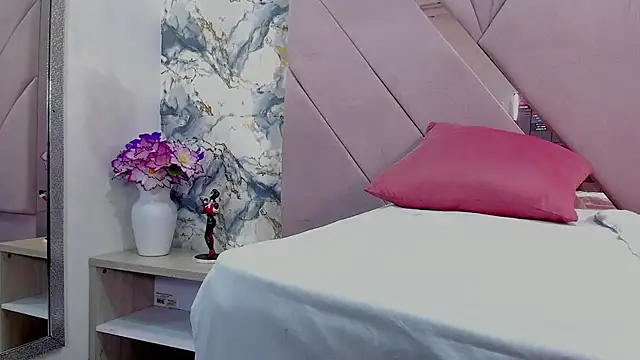 mia rouxx1 online show from June 9, 7:08 am