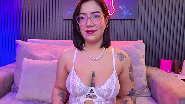 HannaMiller01  online show from May 2, 7:50 pm