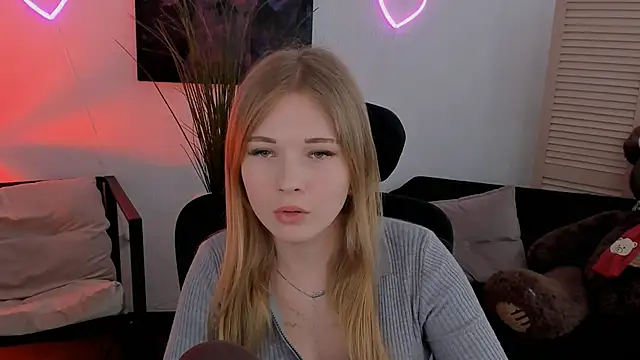 LunasFrost online show from March 26, 9:55 am