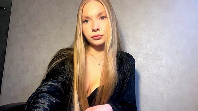 CarolineNine online show from April 22, 2:36 pm