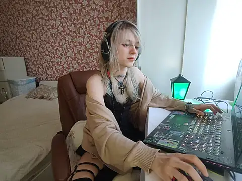 StijenaHunt online show from April 21, 1:18 pm