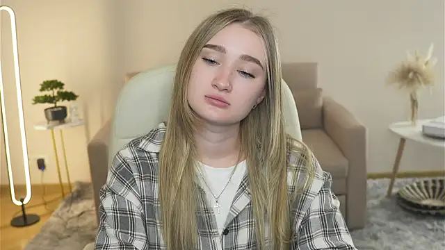 VioletteClaire online show from March 29, 9:30 am