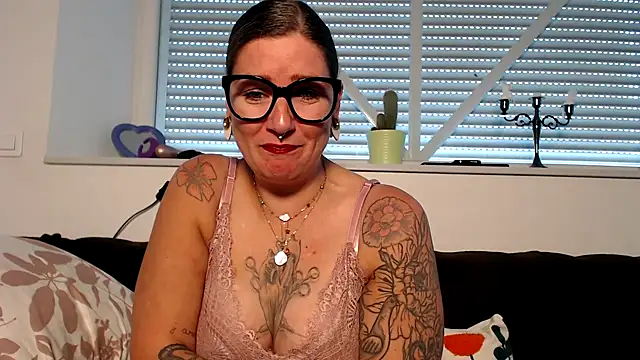 MaitresseGwene online show from April 15, 1:11 pm