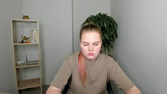 PaulinaBigley online show from April 5, 9:41 am