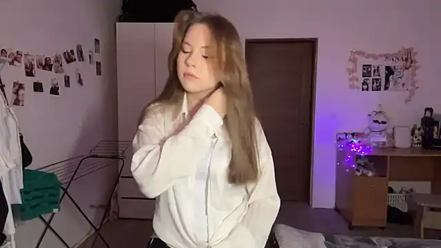 NyelleSpir online show from April 26, 2:04 pm