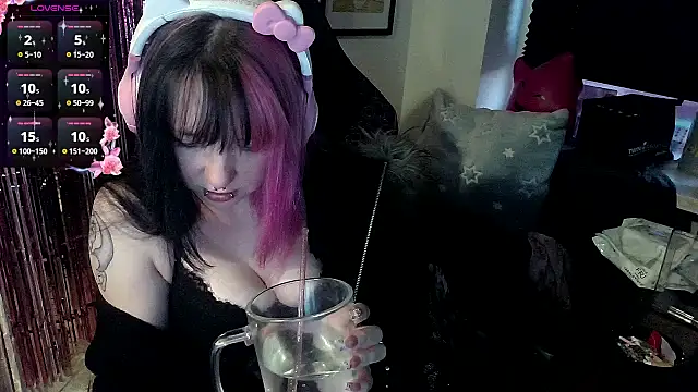CutieTracer online show from April 24, 6:44 pm