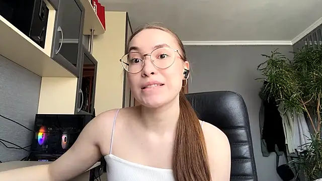 Milaissocute online show from May 14, 11:16 am