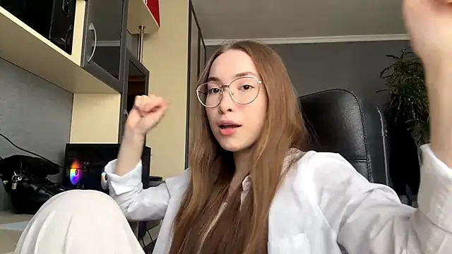 Milaissocute online show from May 15, 11:24 am