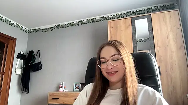 Milaissocute online show from April 25, 1:41 pm