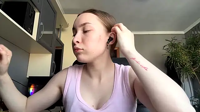 Milaissocute online show from May 21, 1:42 pm