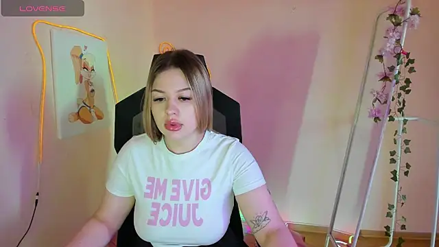 AmeliePeach online show from May 20, 1:57 am