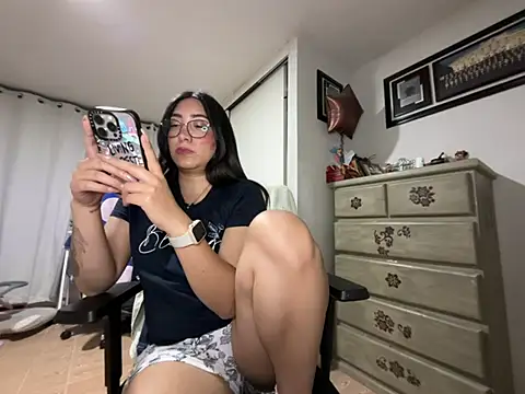 vampiralatina online show from May 24, 4:22 am