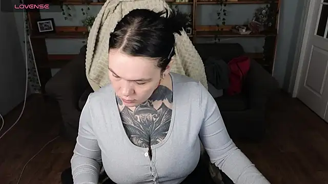 QwertyAnnie Lbo online show from April 26, 12:14 pm
