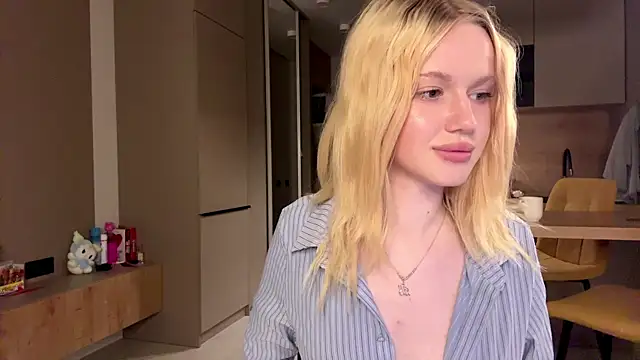 moonavelle online show from May 19, 1:56 am