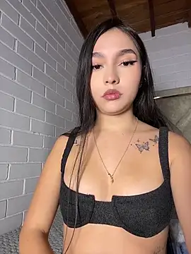 LauKisses online show from April 11, 1:12 am