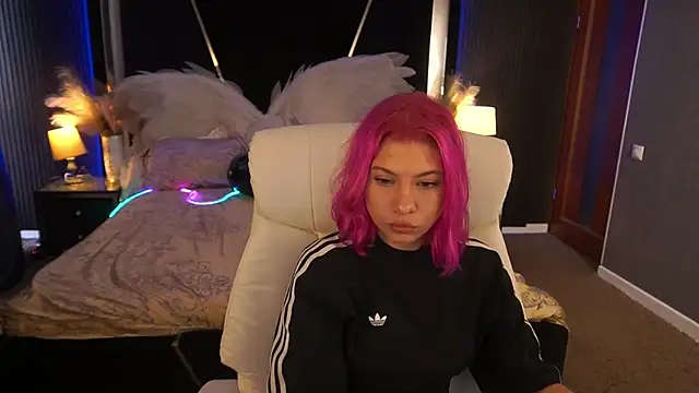 PinkyTrix online show from July 5, 12:33 pm