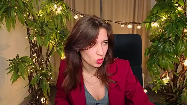 SuzanneJackson online show from April 18, 7:07 pm