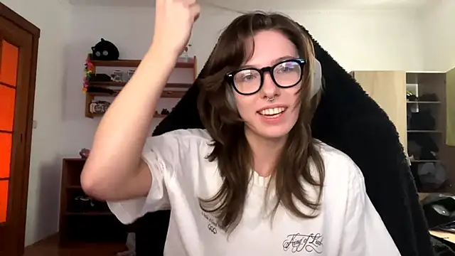 PillowPeachX online show from April 17, 2:19 pm