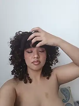 Chloe and Violeta online show from July 30, 4:30 pm