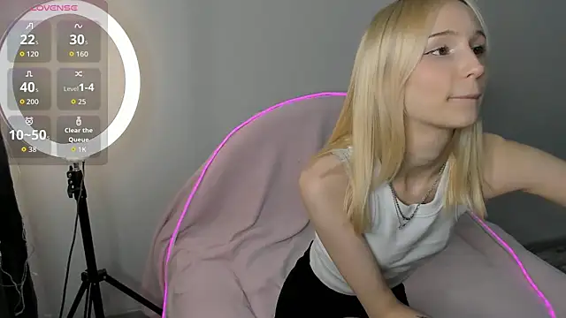 SophiaDarsly online show from May 8, 2:53 pm
