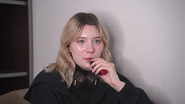 VennieLippe online show from April 24, 9:12 am