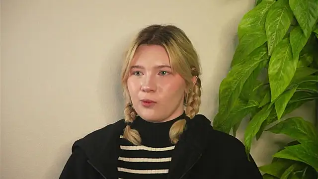 VennieLippe online show from April 23, 5:26 am