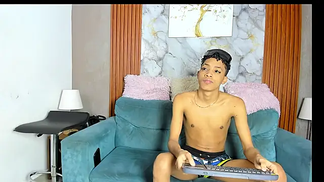 LOVE GUYS1 online show from June 19, 1:25 pm