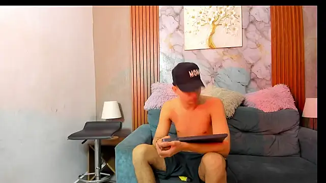 LOVE GUYS1 online show from July 11, 1:55 pm