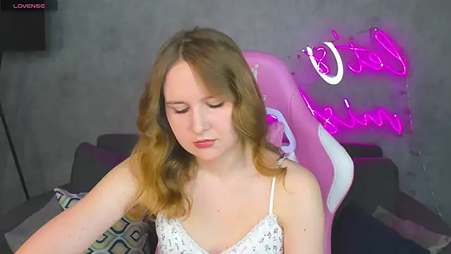 Emmaa Kimm online show from June 18, 12:45 am