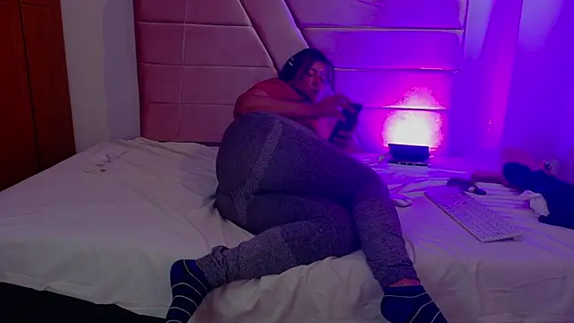 Scarlett Divine online show from May 7, 8:12 pm